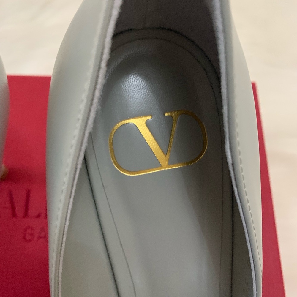 Valentino Grey VLogo Pumps - Picture 5 of 10